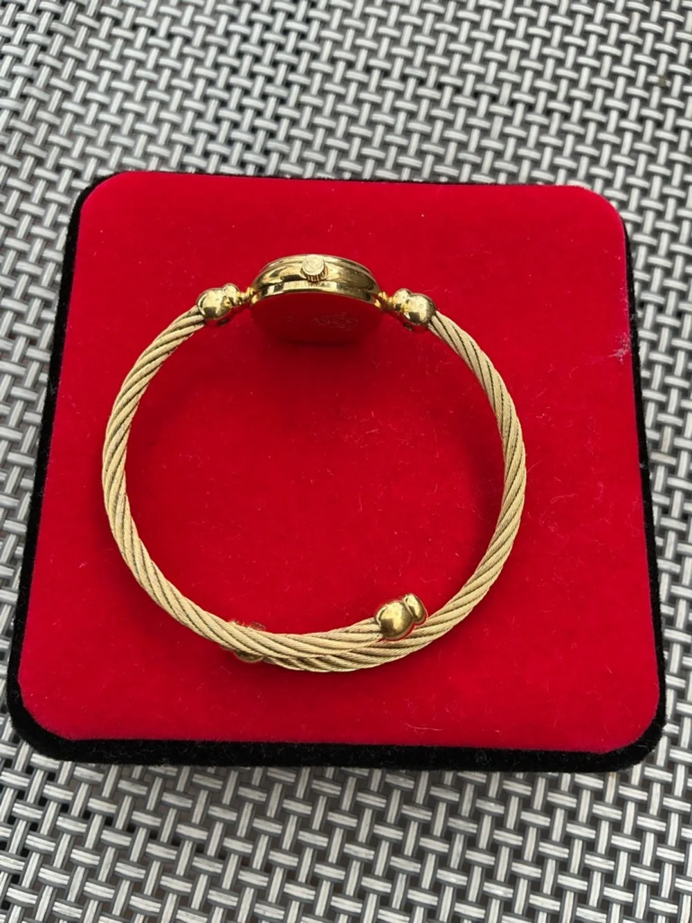 Gucci Gold-Tone Watch with Mother-of-Pearl Dial🌟 - Picture 9 of 9